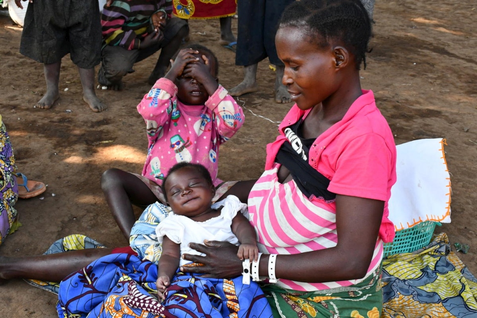 Une réfugiée congolaise nouvellement arrivée s'occupe de ses enfants au centre d'accueil de Kagoma, dans le centre-ouest de l'Ouganda. 