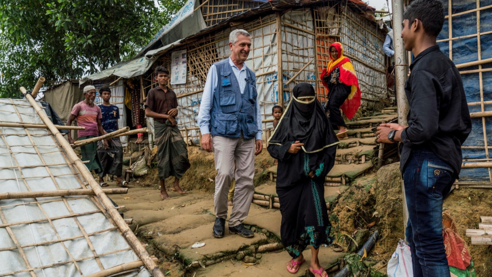 Le Haut Commissaire des Nations Unies pour les réfugiés, Filippo Grandi (au centre), rencontre des réfugiés rohingyas, tandis qu'il parcourt le camp de Chakmarkul, au Bangladesh, le 3 juillet 2018.
