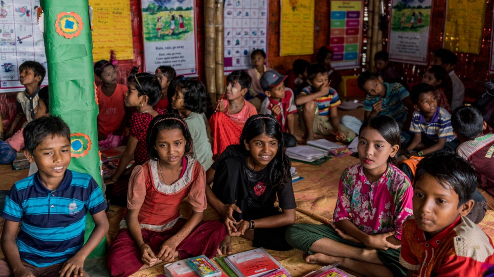 Des enfants réfugiés rohingyas dans le centre d'apprentissage du camp 4 de Kutupalong au Bangladesh, lors de la visite du Haut Commissaire des Nations Unies pour les réfugiés, Filippo Grandi. 3 juillet 2018. 