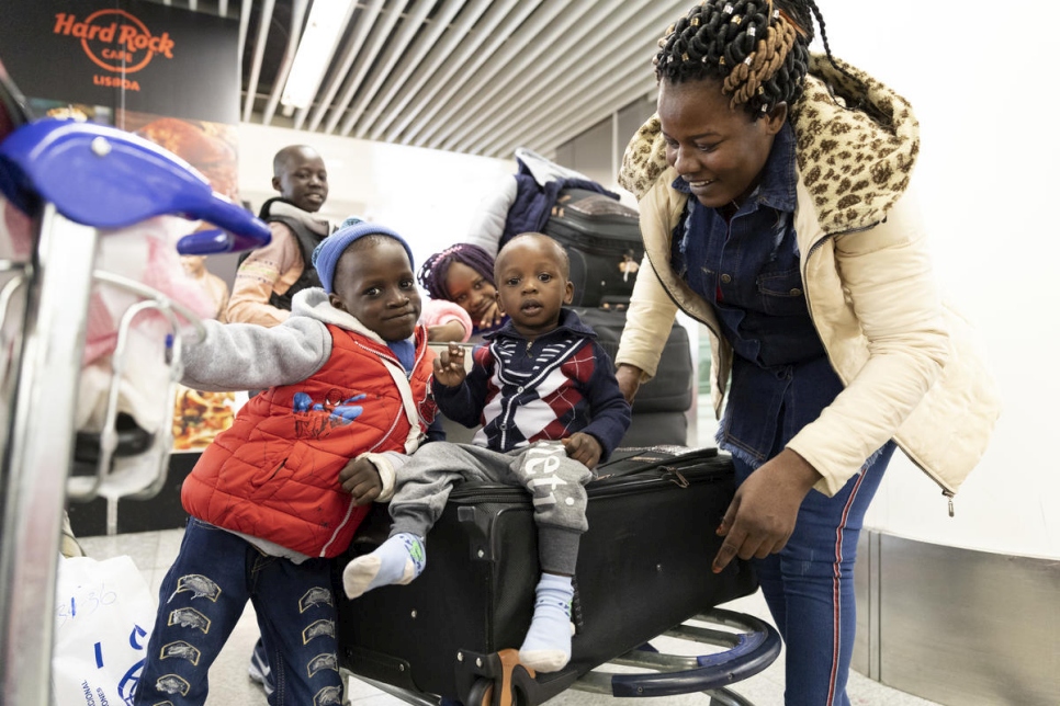 L'une des six familles de réfugiés réinstallées au Portugal depuis le Soudan du Sud et la Syrie arrive à l'aéroport de Lisbonne pour y démarrer une nouvelle vie. 