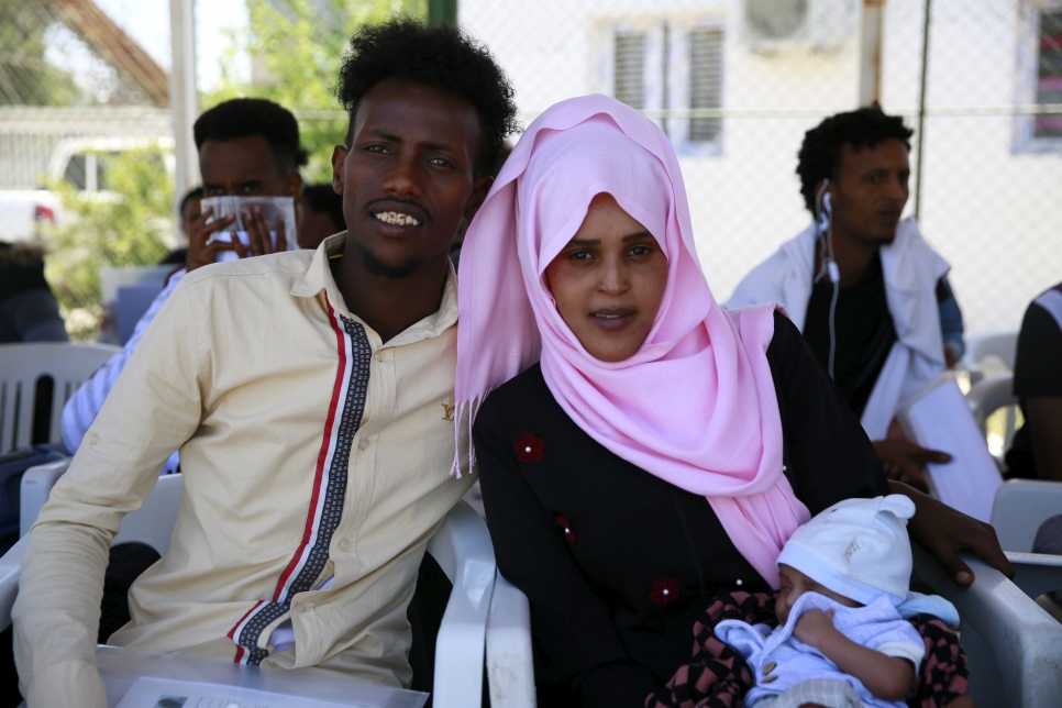 Un couple somalien avec leur bébé de deux semaines attend l'évacuation vers le Niger depuis le Centre de rassemblement et de départ (GDF) à Tripoli. 