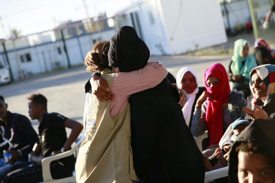 Soulagée et heureuse d'être libérée de détention, une réfugiée donne l'accolade à une employée du HCR lors de leur rencontre au centre de rassemblement et de départ de Tripoli, en Libye. 