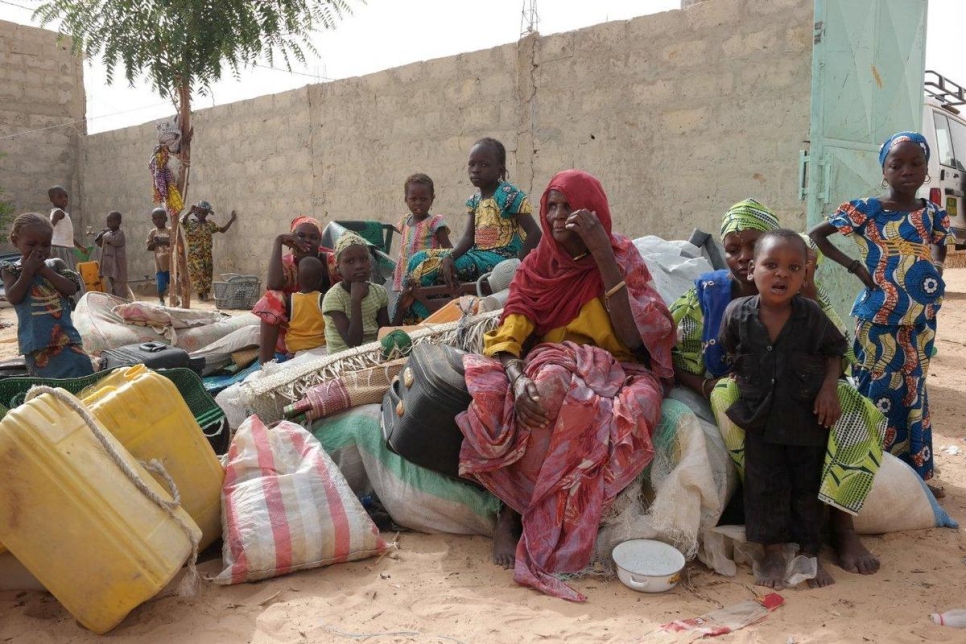 Une douzaine de familles de refugiés nigérians au Niger, dont celle photographiée ici, ont été accueillies par d'autres familles ayant fui Boko Haram au nord du Nigeria et se sont installées à Diffa. L'empathie et la solidarité sont caractéristiques des populations locales et déplacées qui partagent leurs maigres ressources avec ceux qui en ont désespérément besoin. 