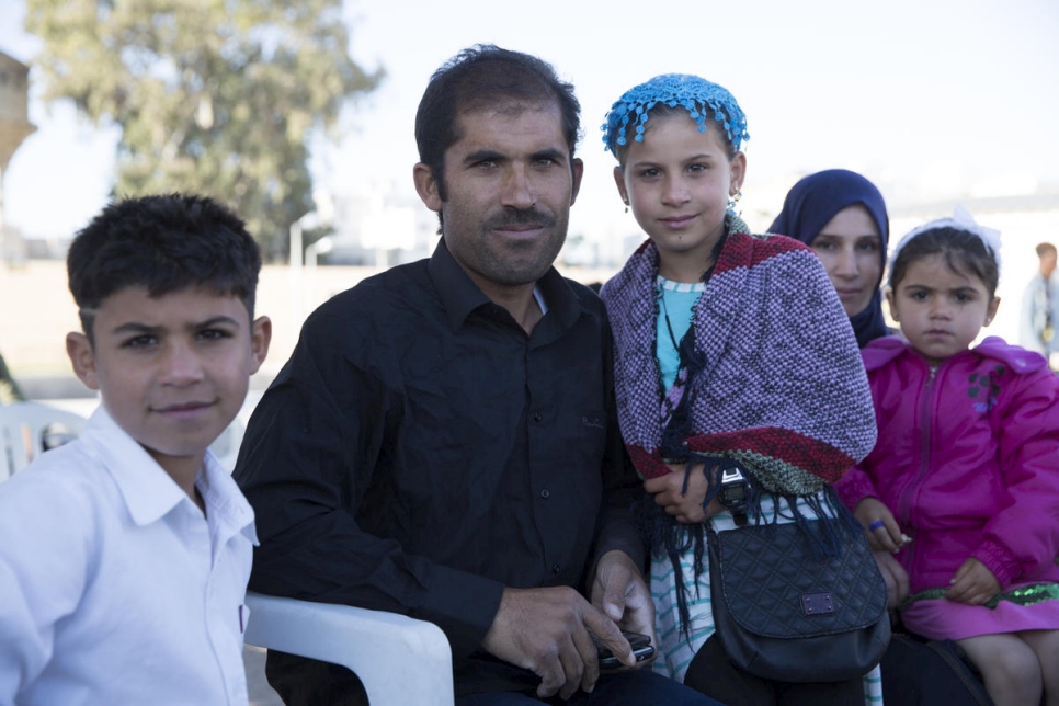 Mohamed Bade, 43 ans, explique qu'après avoir fui la guerre en Syrie avec sa famille, il a retrouvé des conditions effroyables également en Libye. Avec sa femme, Eied, et leurs trois enfants - de gauche à droite, Abdulrahman, Rania et Cedra - ils ont tous été évacués en Italie. 