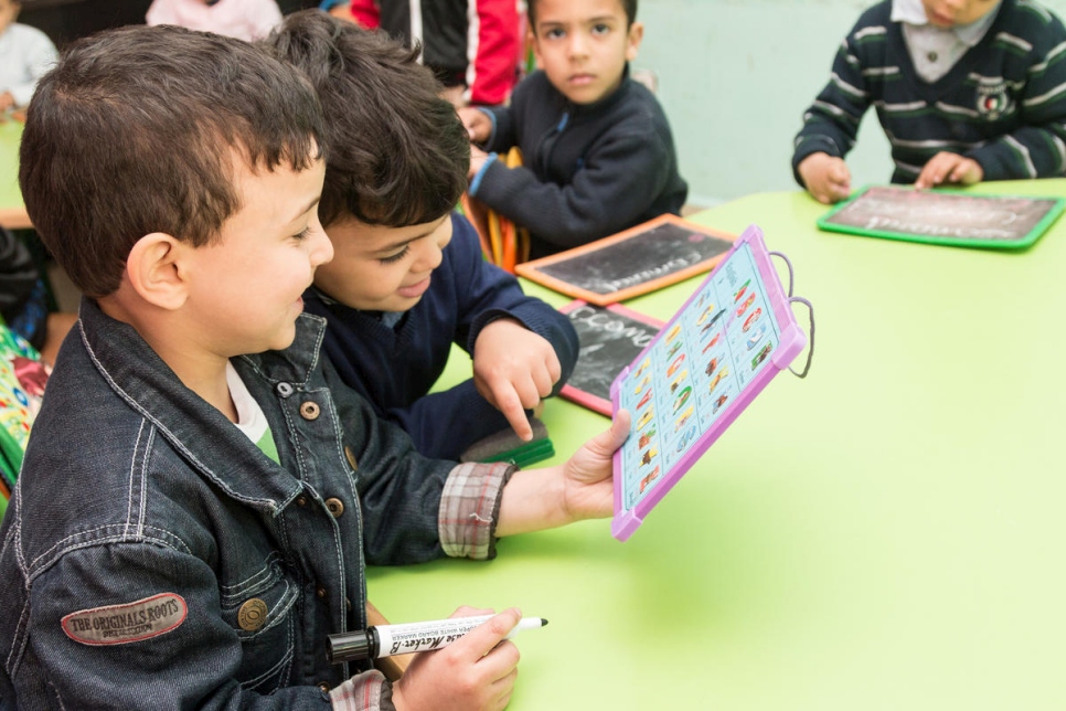 De jeunes élèves dans une salle de classe au jardin d'enfants 'Espoir' à Kenitra, dans le nord du Maroc. 