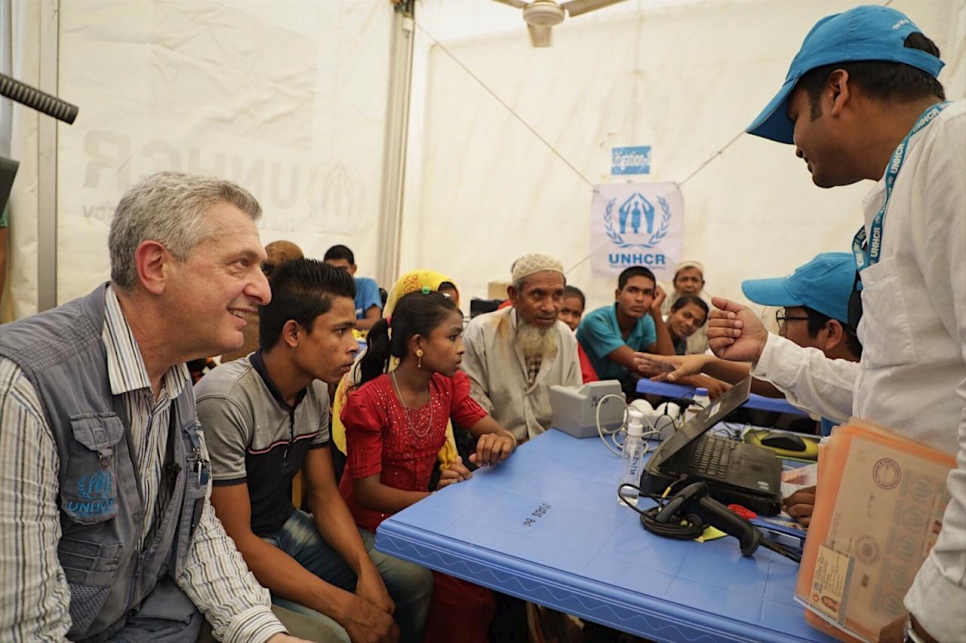 Le Haut Commissaire des Nations Unies pour les réfugiés Filippo Grandi en visite dans un centre d'enregistrement au camp de réfugiés de Kutupalong au Bangladesh. 