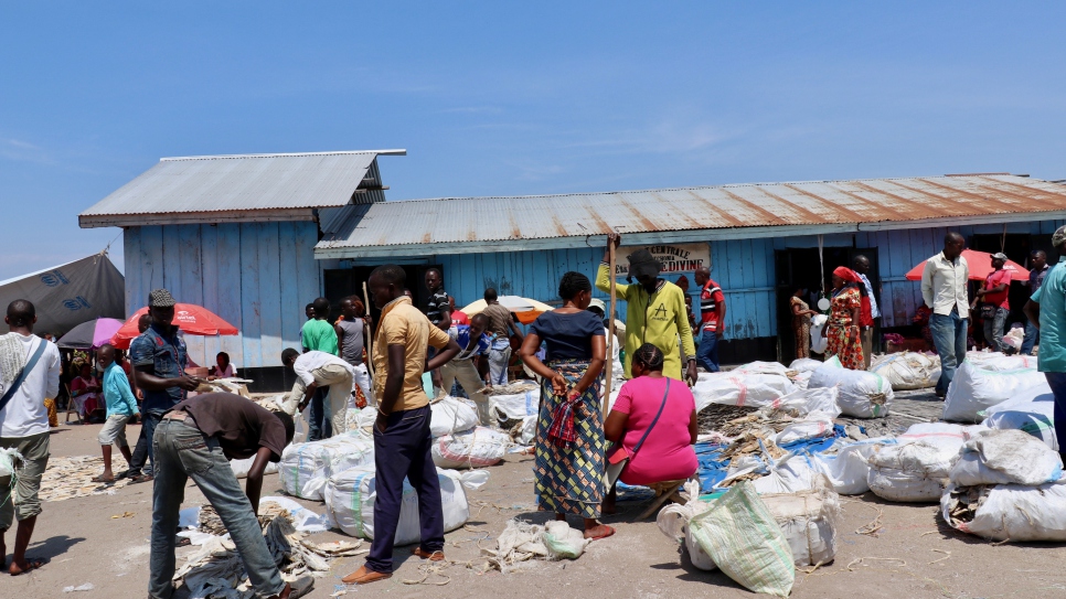 Des personnes récemment rapatriées insufflent une nouvelle vie au marché aux poissons de Tchomia, territoire de Djugu dans l'Ituri. Beaucoup d'entre elles avaient quitté Tchomia pour rejoindre l'Ouganda au début de cette année. 