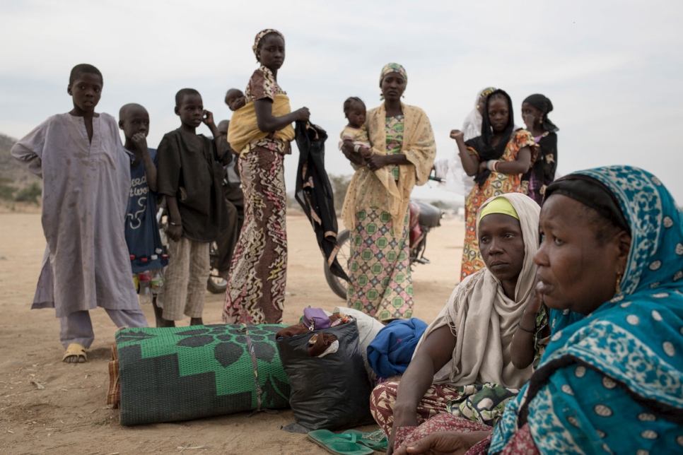 Des réfugiés originaires du nord du Nigéria se reposent avant d'arriver au camp de Minawao au Cameroun. Photo d'archives, décembre 2016. 