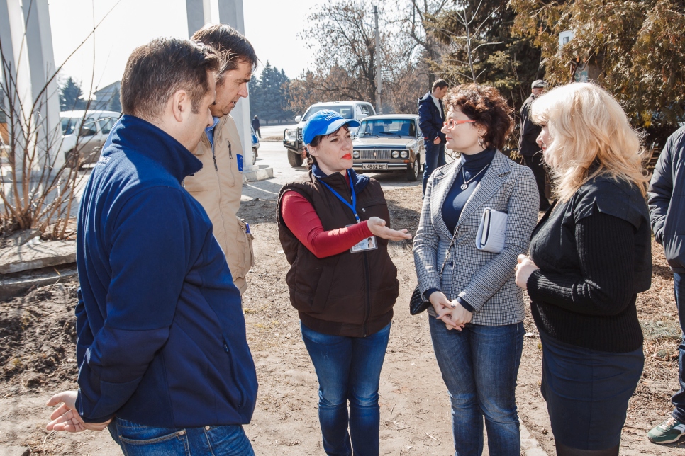Oleksandra s'entretient avec le personnel d'ECHO et du HCR lors d'une distribution à Kreminna, dans la région de Louhansk. 