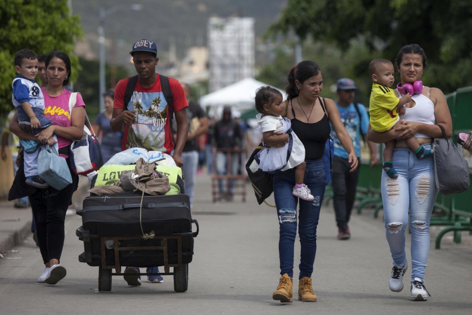 Des Vénézuéliens traversent le Pont international Simon Bolivar vers la ville frontalière de Cucuta, en Colombie. Octobre 2018. 