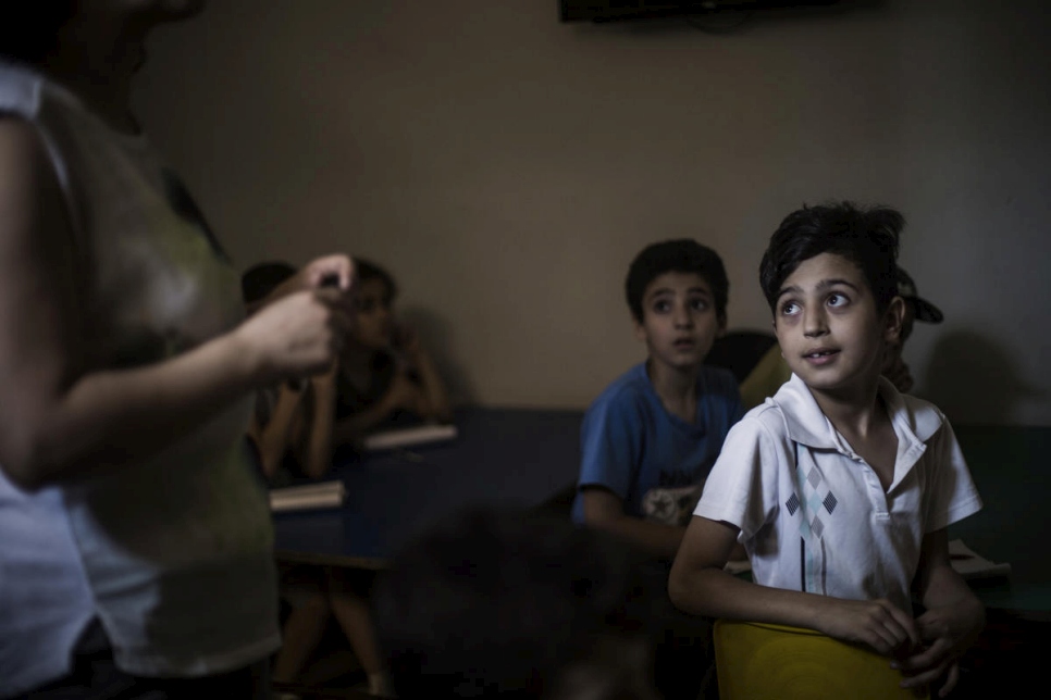 Fahid, réfugié syrien, suit les cours dispensés au centre d'Ouzai, une école informelle située dans un bidonville au sud de Beyrouth.   