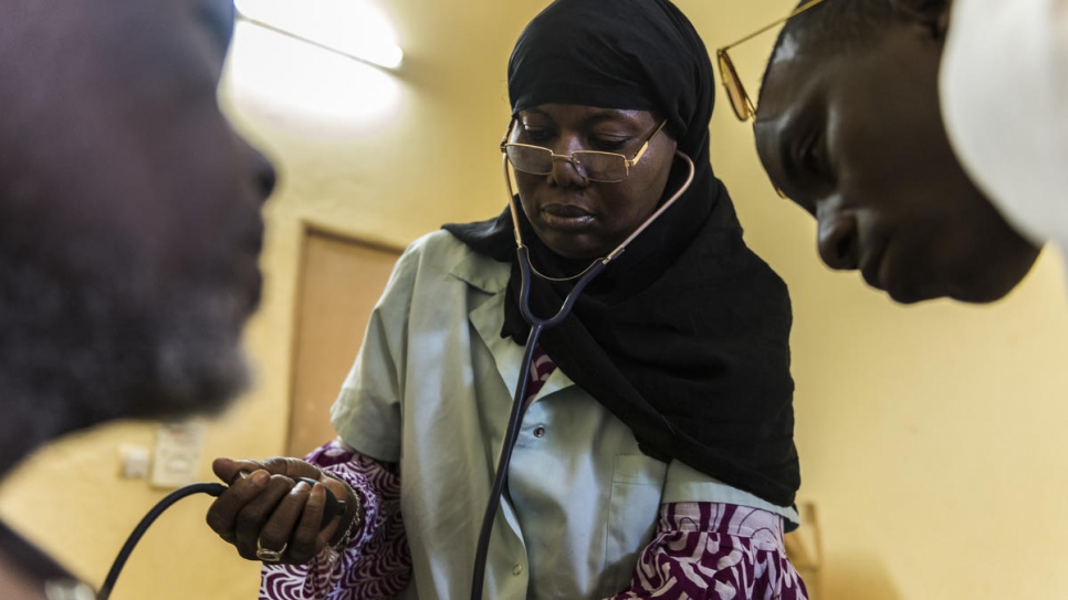 L'infirmière Djamila Amadou mesure les signes vitaux d'un patient à l'hôpital général de Gao, au Mali. 