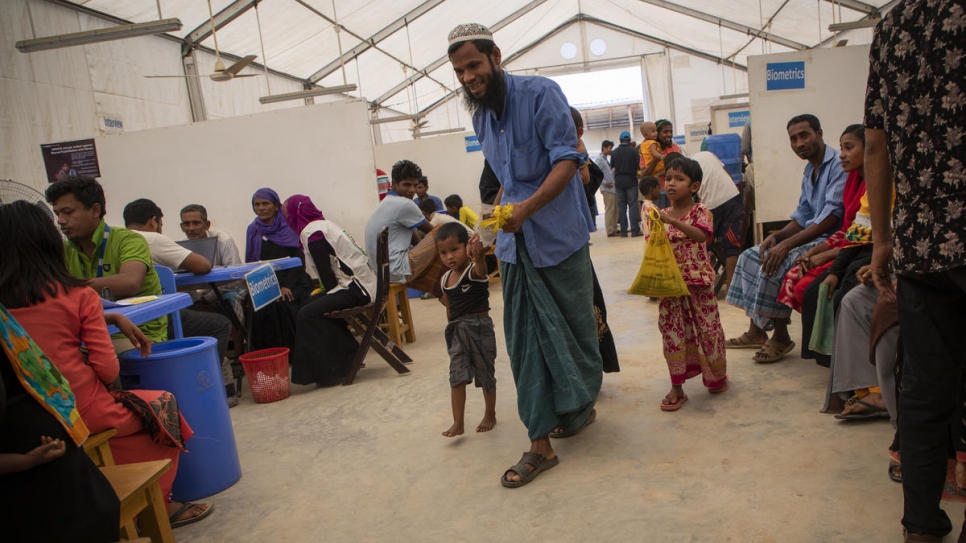 Une famille de réfugiés rohingyas se présente au centre d'enregistrement du HCR à l'installation de réfugiés de Kutupalong, Bangladesh. 