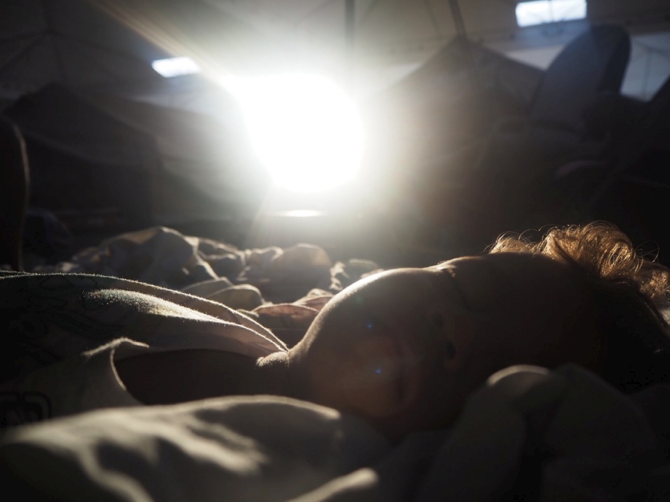 Un petit garçon dort sous une tente dans le centre de São Vicente à Boa Vista, au nord du Brésil. 