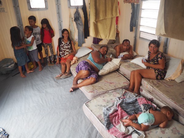 Des familles vénézuéliennes se reposent dans leur logement du refuge de Rondon, à Boa Vista, au Brésil.