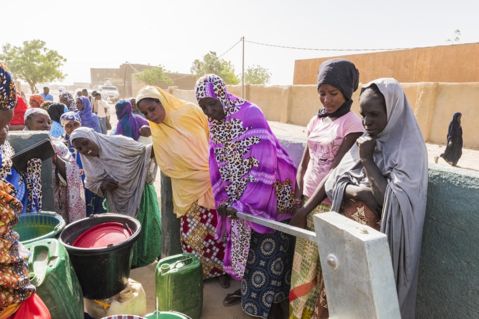 « Avant, les gens qui n'avaient pas de robinet d'eau devaient se lever au milieu de la nuit pour aller chercher de l'eau. » Les habitants du district d'Aljanabandia, à Gao, tirent désormais l'eau d'un puits installé en 2018 grâce à une subvention de l'UE.