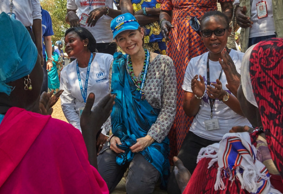 La Marraine du HCR, SAR Sarah Zeid de Jordanie, rencontre un groupe de femmes dans le camp de réfugiés de Doro au Soudan du Sud. 