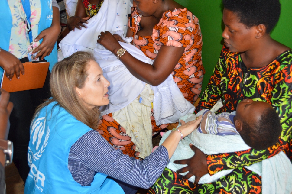 S.A.R. la Princesse Sarah de Jordanie, Marraine du HCR, s'entretient avec la mère d'un nouveau-né dans le service de soins maternels du camp de Gihembe, au Rwanda, sur les défis auxquels les mères réfugiées font face quotidiennement, notamment en matière d'alimentation. 