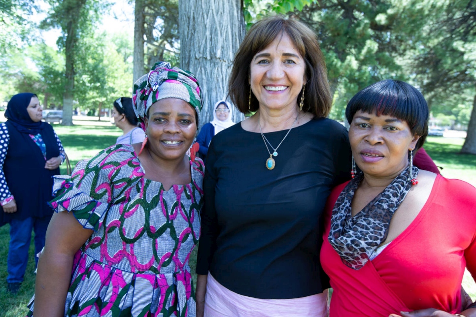 Samira Harnish (au centre), finaliste de la région Amériques pour la distinction Nansen 2018 pour les réfugiés, avec Vestine MnKeshimana (à gauche) et Rosette Kindja, des bénéficiaires des programmes d'aide de 'Women of the World', lors d'une sortie dans un parc à Salt Lake City, Utah.  