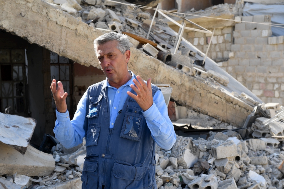 Le Haut-Commissaire des Nations Unies pour les réfugiés, Filippo Grandi, devant des bâtiments détruits à Douma, en Syrie.  
