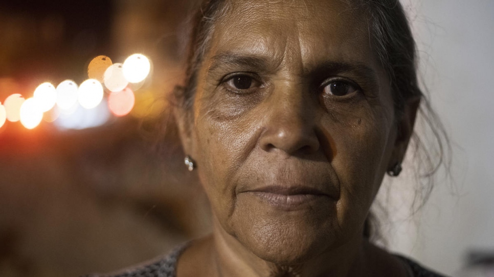 Liliana Paz, une grand-mère vénézuélienne, dort depuis trois mois sur des cartons aplatis à même le sol dans un parking à Maicao, en Colombie, à côté de son petit-fils Gleiber, âgé de 10 ans. 