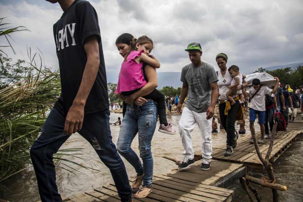 Des Vénézuéliens empruntent à pied un point de passage frontière informel pour rejoindre Cucuta, en Colombie. Avril 2019. 