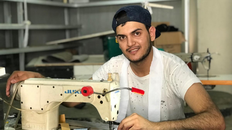 Ahmad Musawer Faizi, 21 ans, travaille sur des créations de mode à l'atelier Markamarie de Franka Soeria à Djakarta-Sud. 