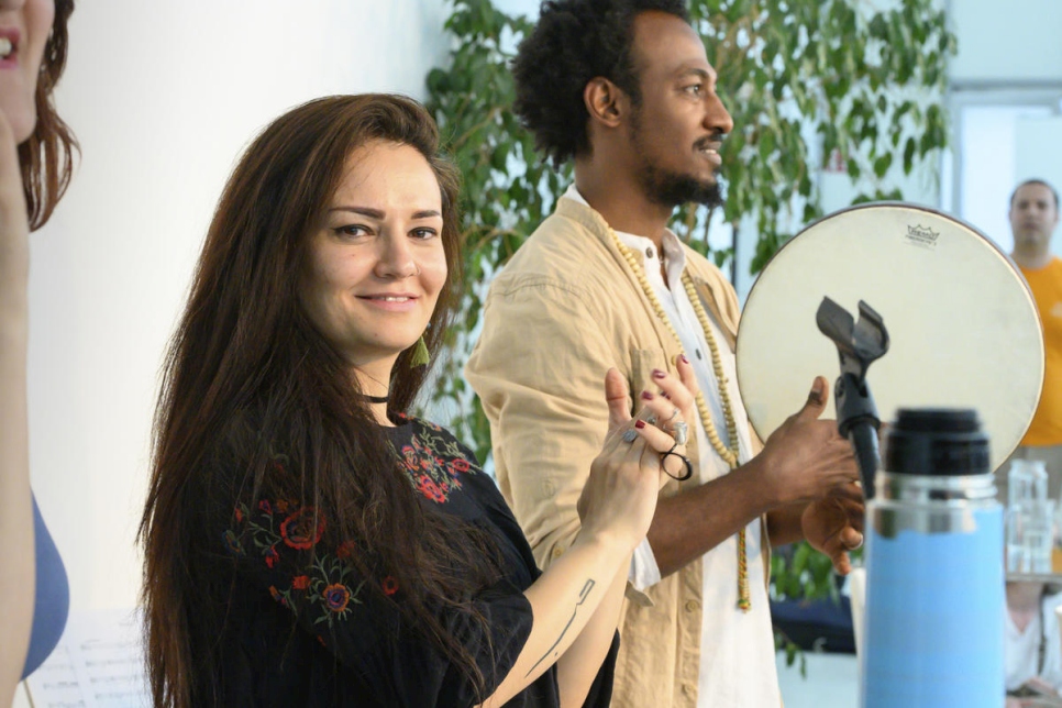 La réfugiée et chanteuse syrienne Basma Jabr, 35 ans, avec un compagnon musicien dans un atelier à Vienne destiné à rendre la musique accessible à tous. Le célèbre violoncelliste Yo-Yo Ma a également pris part à l'événement et le Secrétaire général de l'ONU António Guterres était dans l'assistance. 