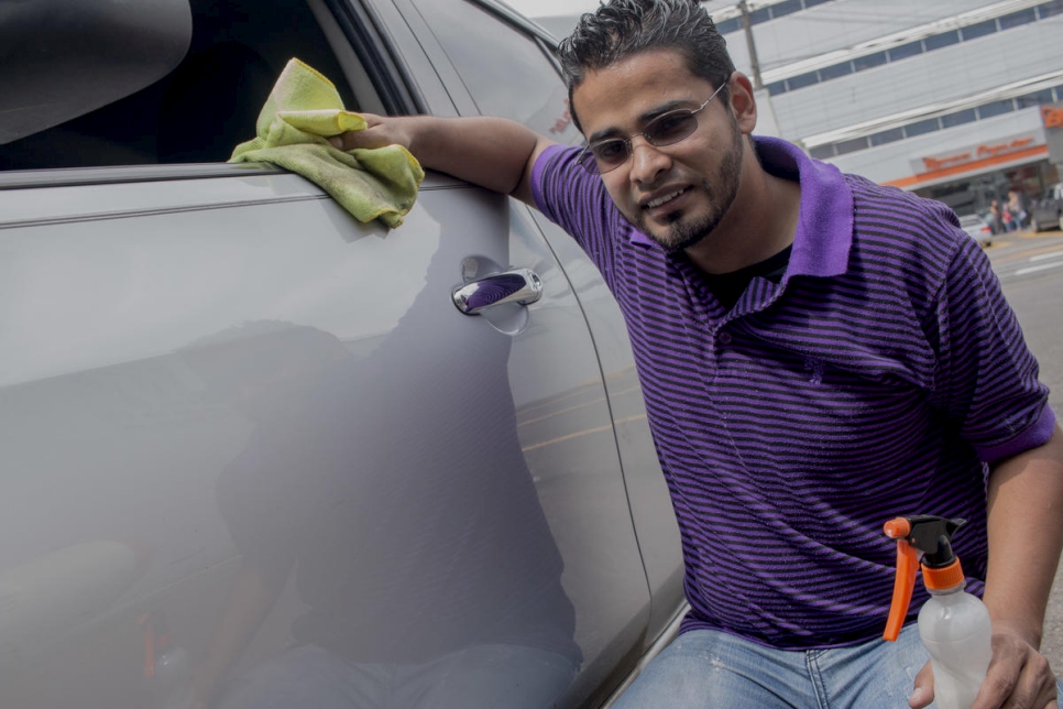 L'entrepreneur colombien Yasid Areiza présente ses services de lavage de voiture à San José, au Costa Rica. 