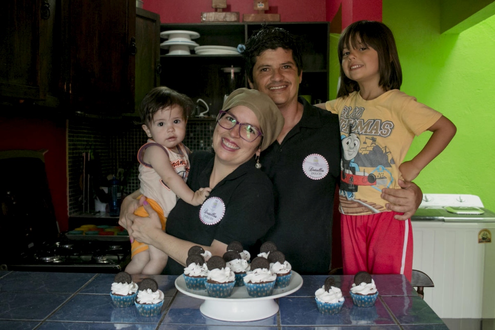 Julissa Marín, son mari et leurs deux enfants préparent des cupcakes chez eux à San José, au Costa Rica. 