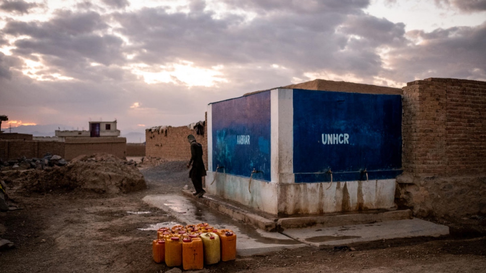 Un puits d'eau profonde fonctionnant à l'énergie solaire et construit par le HCR et ses organisations partenaires à Dasht-e Tarakhil, Kaboul, Afghanistan, le 18 novembre 2018. 