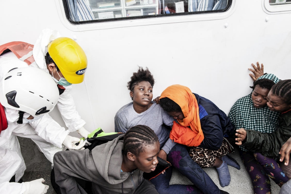 Un groupe de femmes épuisées, frigorifiées et en proie à la faim se trouve désormais en sécurité à bord du bateau de sauvetage Phoenix, après avoir été secourues au large des côtes de Malte.