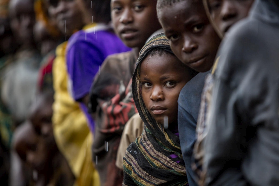 Des rapatriés burundais attendent l'arrivée du chef du HCR Filippo Grandi dans le village de Higiro,au nord du Burundi. 