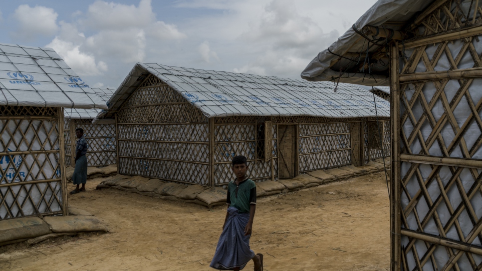 Un jeune réfugié rohingya parcourt les allées de la zone d'extension 4 où il a récemment été relocalisé. 