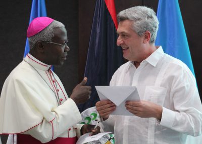 Arzobispo Novatus Rugambwa, Nuncio Apostólico en Honduras, entrega el mensaje del Papa Francisco al Alto Comisionado de Naciones Unidas para los Refugiados, Filippo Grandi. © ACNUR / Scarleth Durón