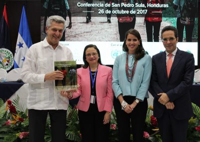 S.E. Maria Andrea Matamoros, Viceministra de Relaciones Exteriores de la República de Honduras hace entrega oficial de la Declaración de San Pedro Sula al Alto Comisionado de Naciones Unidas para los Refugiados, Filippo Grandi. © ACNUR / Scarleth Durón