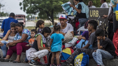 Des Vénézuéliens prennent un temps de repos après le passage de la frontière vers Cucuta, Colombie. Photo d'archives, avril 2019.  