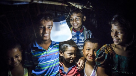 Une famille de réfugiés rohingyas éclaire son abri avec une lampe à énergie solaire, à Kutupalong au Bangladesh. Photo d'archives, novembre 2017. 