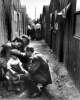 La première mission du HCR en 1951 a consisté à aider près d'un million de civils, européens pour la plupart, notamment ces réfugiés dans un camp en Allemagne, encore déracinés au lendemain de la Seconde Guerre mondiale.