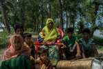 « Je ne rentrerai jamais. Ils brûlent les maisons ». Des membres de sa famille ont transporté Mustafa, 80 ans, dans une chaise depuis le Myanmar jusqu'à Whaikhyang, au Bangladesh. Ces réfugiés rohingyas sont originaires du village de Mommistaung à Maungdaw où, d'après les déclarations de Mustafa, un massacre a eu lieu. 