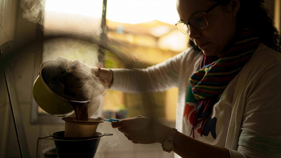 Carlos y Marifer han abierto un negocio propio en el que preparan comida típica venezolana.  