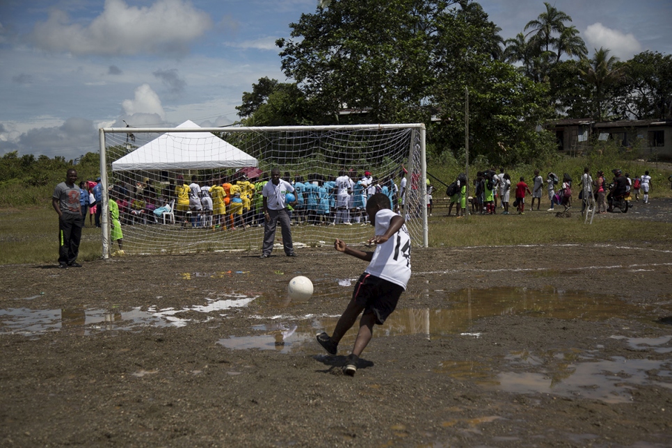 El equipo de futbol masculino practica los cobros desde el punto penal antes del partido final.