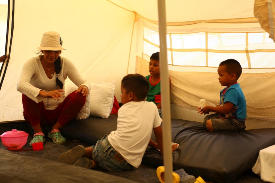 La solicitante de asilo venezolana Darlys y sus hijos dentro de su tienda de campaña en el recién establecido Centro de Asistencia Integral en Maicao, Colombia. 