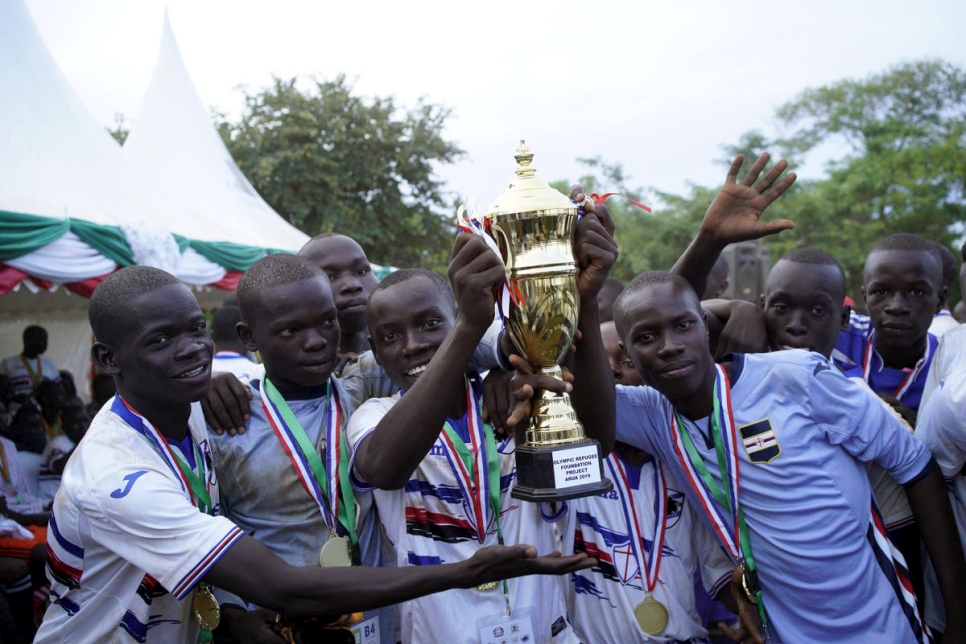 El equipo Bidi Bidi celebra la victoria del torneo en el último día del programa de entrenamiento.