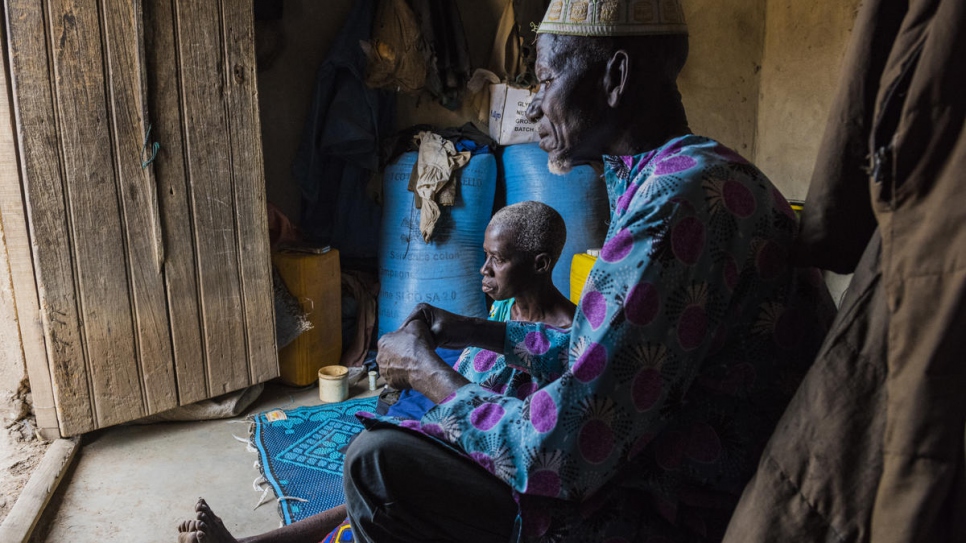 Portrait de Ngolo Silué chez lui avec sa femme malade à Olleo, Côte d'Ivoire. 