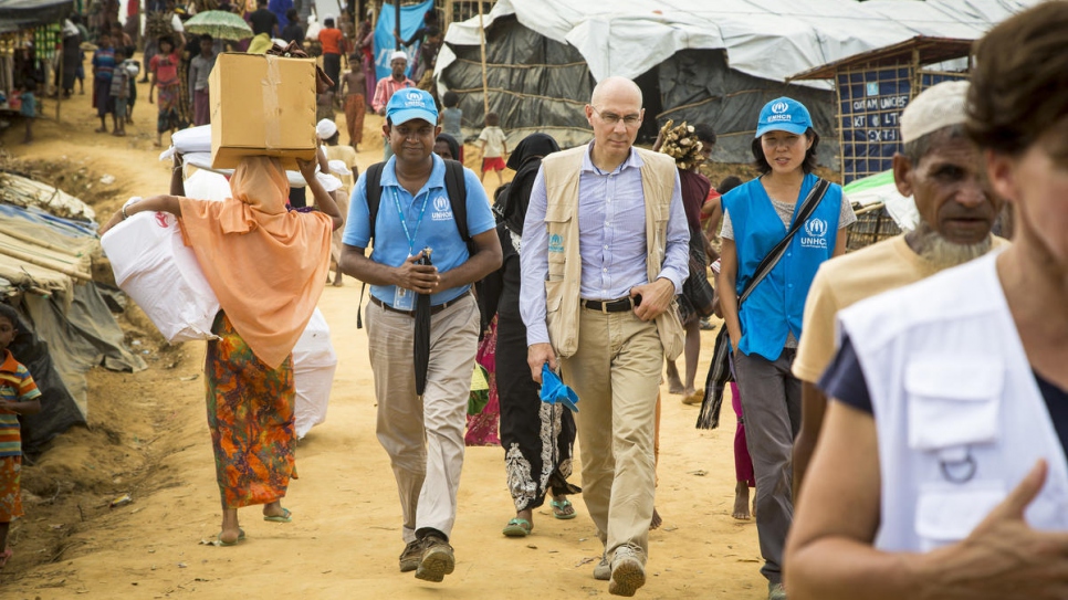 Le Haut Commissaire Assistant chargé de la protection, Volker Türk (au centre), est accompagné par des membres du personnel du HCR tandis qu'il visite une extension du camp de Kutupalong, au sud-est du Bangladesh. 