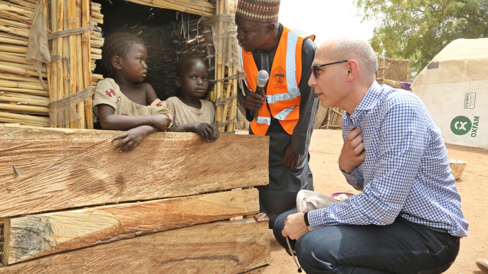 Le Haut Commissaire Assistant chargé de la protection, Volker Türk, discutent avec deux jeunes Nigérians, comptant parmi près de 2,2 millions au total qui ont été forcés de fuir leur foyer et déplacés à l'intérieur de leur propre pays à cause de Boko Haram.