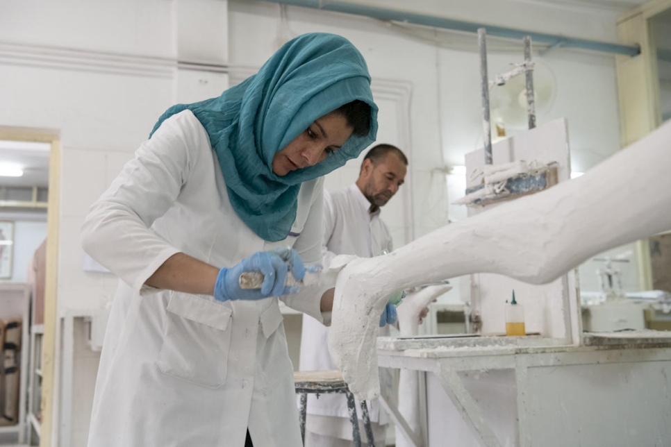 La technicienne Farzana Hashimi réalise un moulage de jambe dans l'atelier du centre orthopédique du CICR à Kaboul. Farzana a été blessée dans une explosion en 1996, ce qui lui a fait perdre sa jambe. 