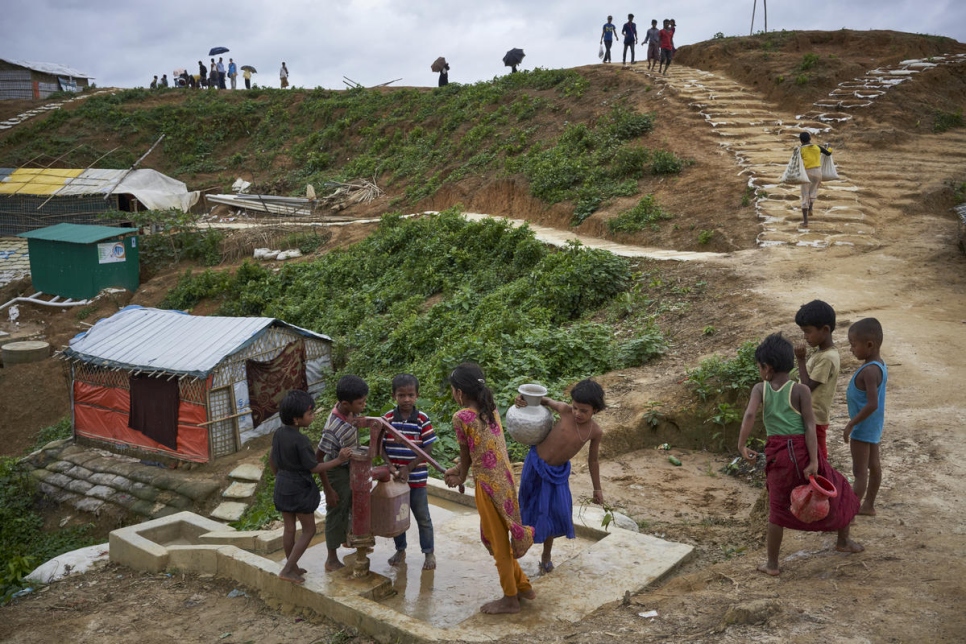 Los niños refugiados rohingya hacen cola para usar un pozo de agua en el sitio de expansión de Kutupalong para refugiados rohingya, Ukhia, Distrito de Cox's Bazar, Bangladesh. 