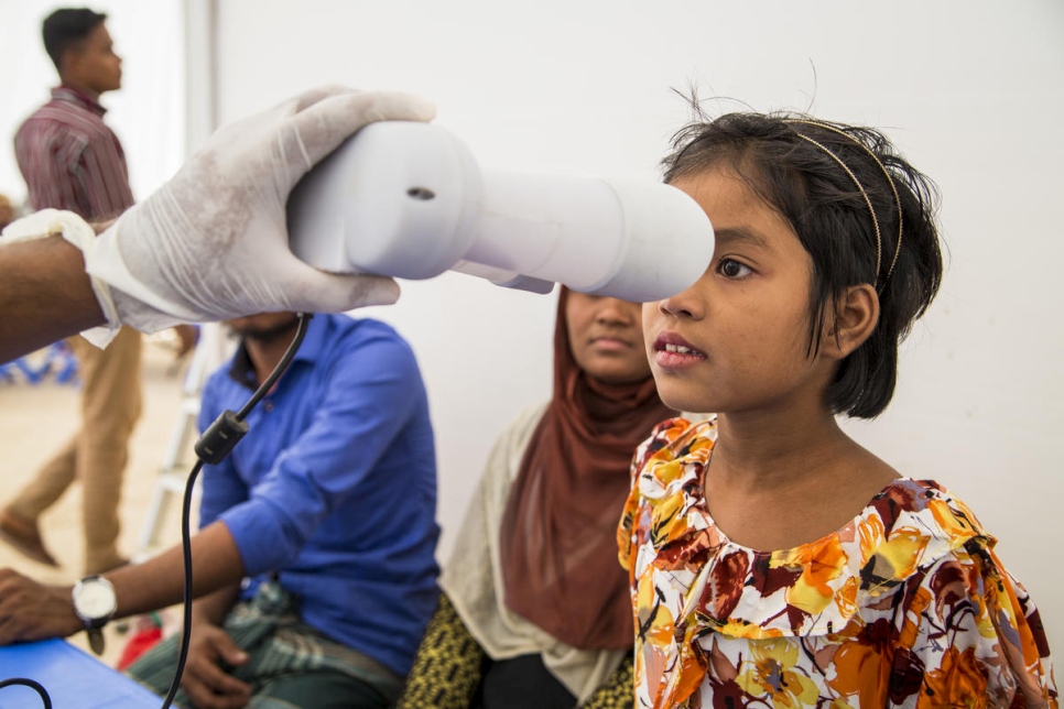 Una refugiada rohingya es escaneada utilizando un sistema de gestión de identidad biométrica en el campamento de refugiados de Nayapara en Teknaf durante el ejercicio conjunto de verificación del gobierno de Bangladesh y ACNUR en 2018. 